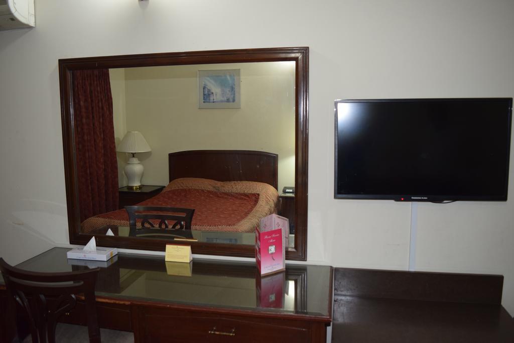 Carlton Tower Hotel Lahore Quarto foto